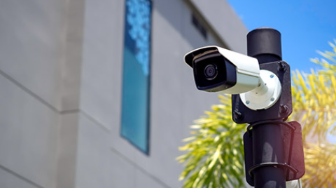 Cámara de seguridad exterior en el frente de un edificio