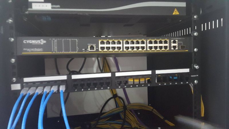 Rack de red con switch PoE y patchera instalado por Córdoba Seguridad