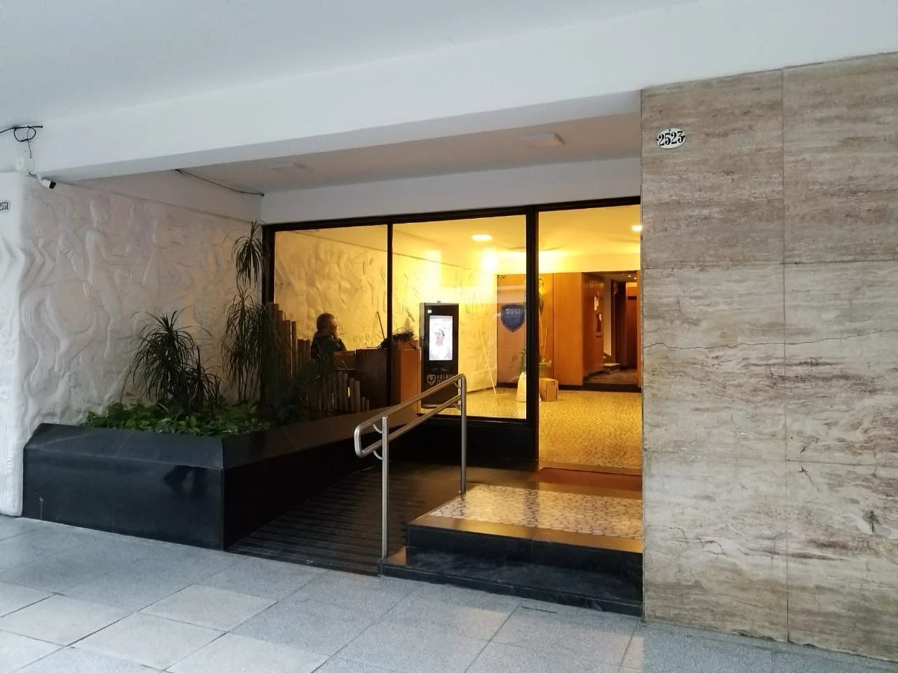 Ingreso de edificio protegido con cámaras, sensores y tótem