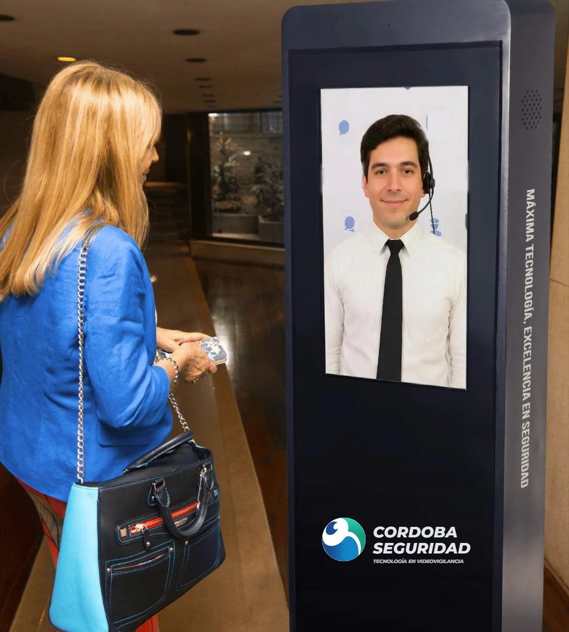Vecina interactuando con el tótem de seguridad virtual en el hall de un edificio
