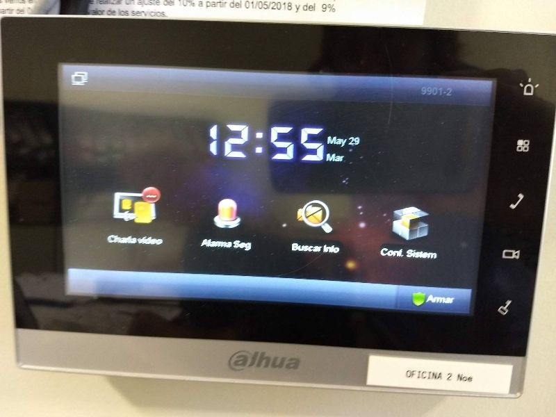 Monitor de portería IP instalado en oficina